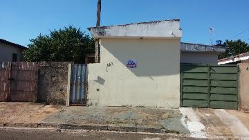 Alugar Casas / Padrão em Jaboticabal. apenas R$ 450,00