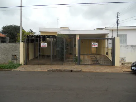 Alugar Casas / Padrão em Jaboticabal. apenas R$ 1.000,00