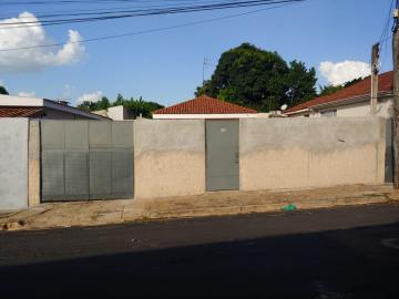 Alugar Casas / Padrão em Jaboticabal. apenas R$ 1.000,00