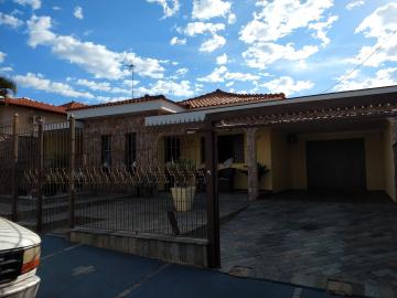 Alugar Casas / Padrão em Jaboticabal. apenas R$ 800.000,00