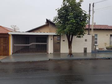 Alugar Casas / Padrão em Jaboticabal. apenas R$ 950,00