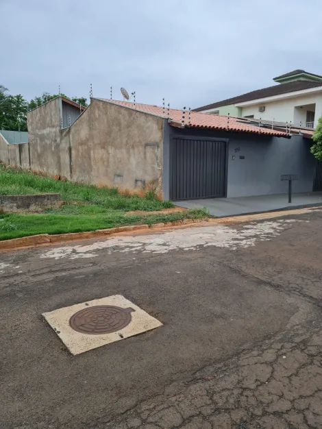 Alugar Casas / Padrão em Jaboticabal. apenas R$ 690.000,00