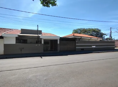 Alugar Casas / Padrão em Jaboticabal. apenas R$ 420.000,00