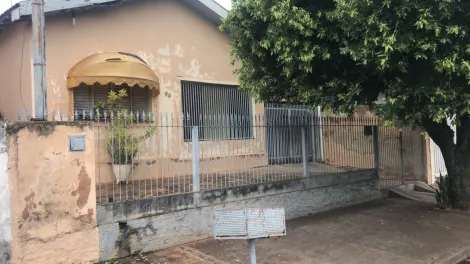 Alugar Casas / Padrão em Jaboticabal. apenas R$ 300.000,00